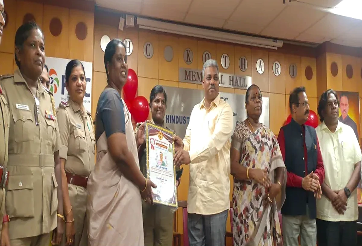 Dr. V. Nagarani receiving the Charithira Mangai Viruthu certificate