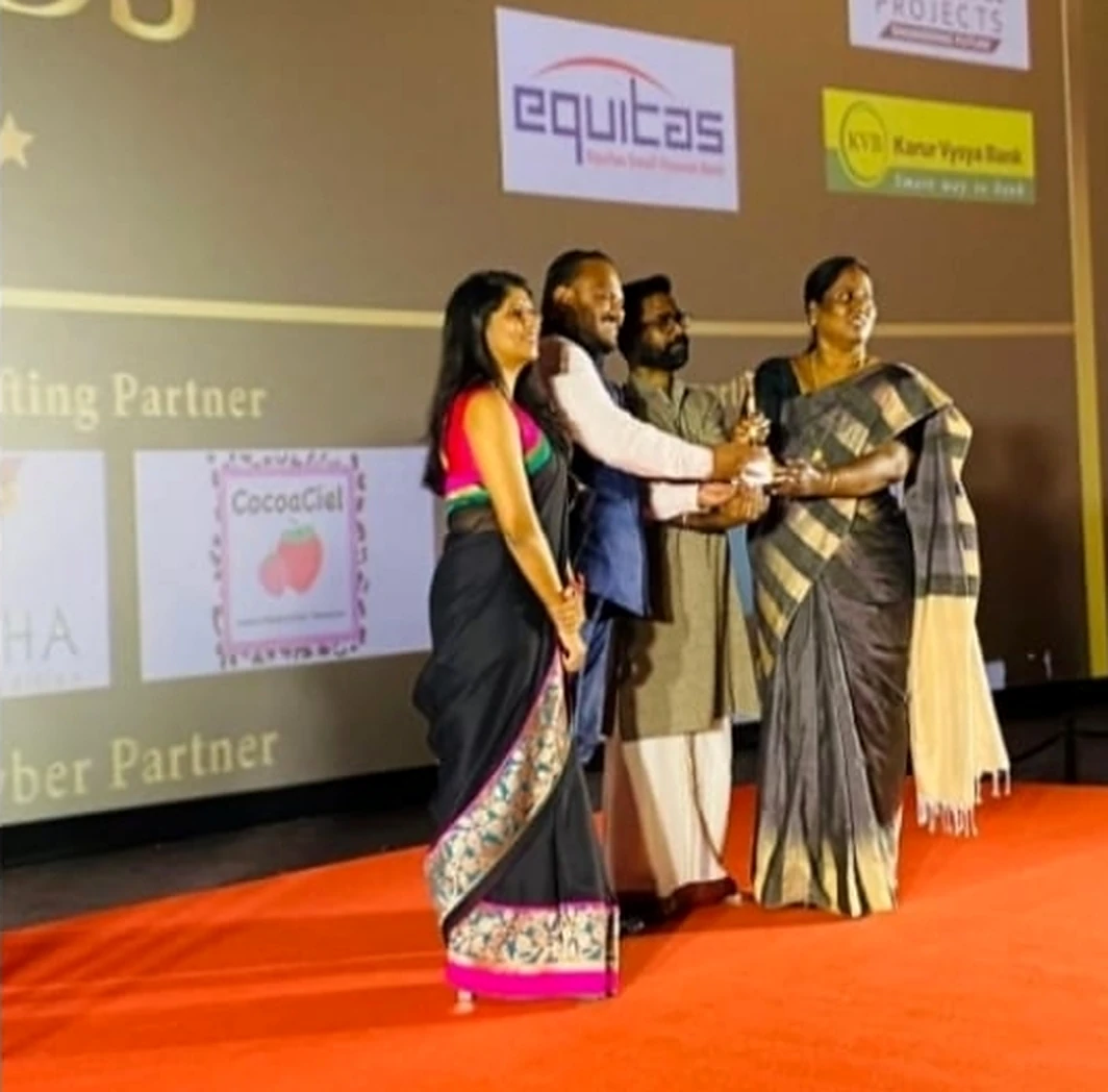 Dr. V. Nagarani receiving the Glass Ceiling Award 2021 on stage