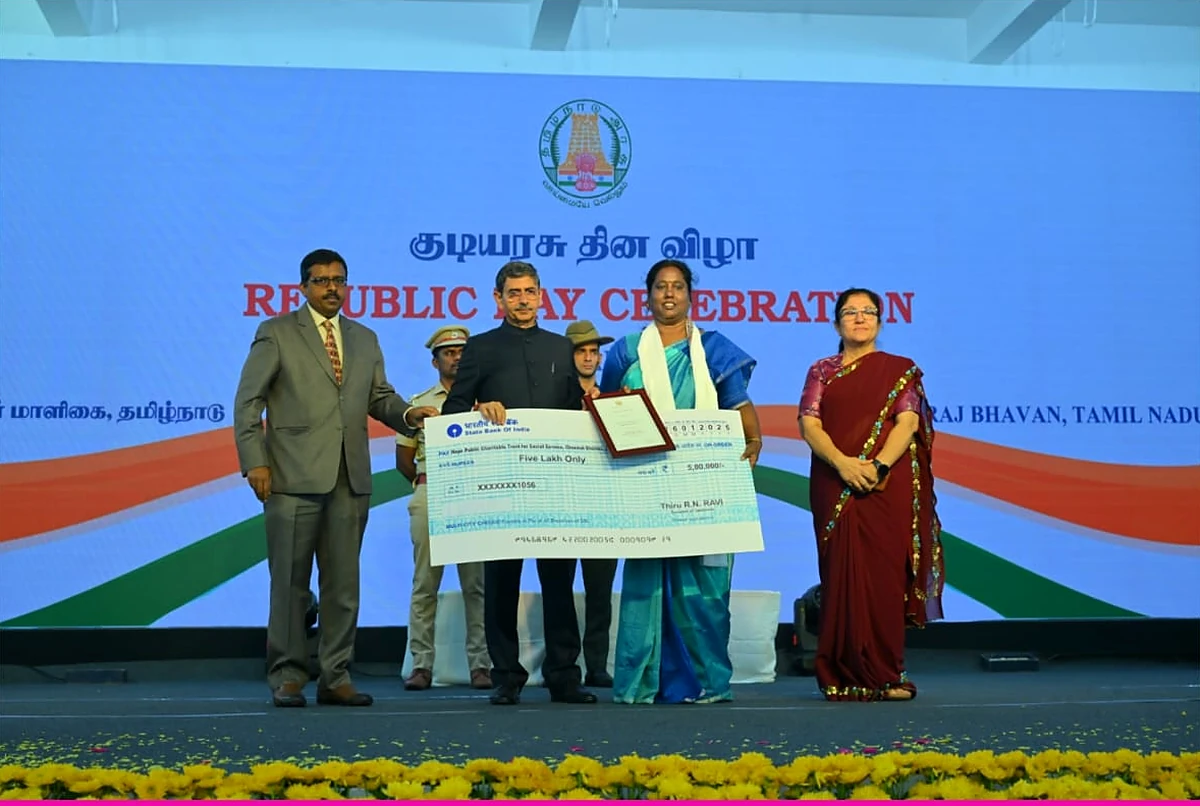 Dr. V. Nagarani receiving the Governor's Award at the Republic Day celebration, Raj Bhavan, Tamil Nadu