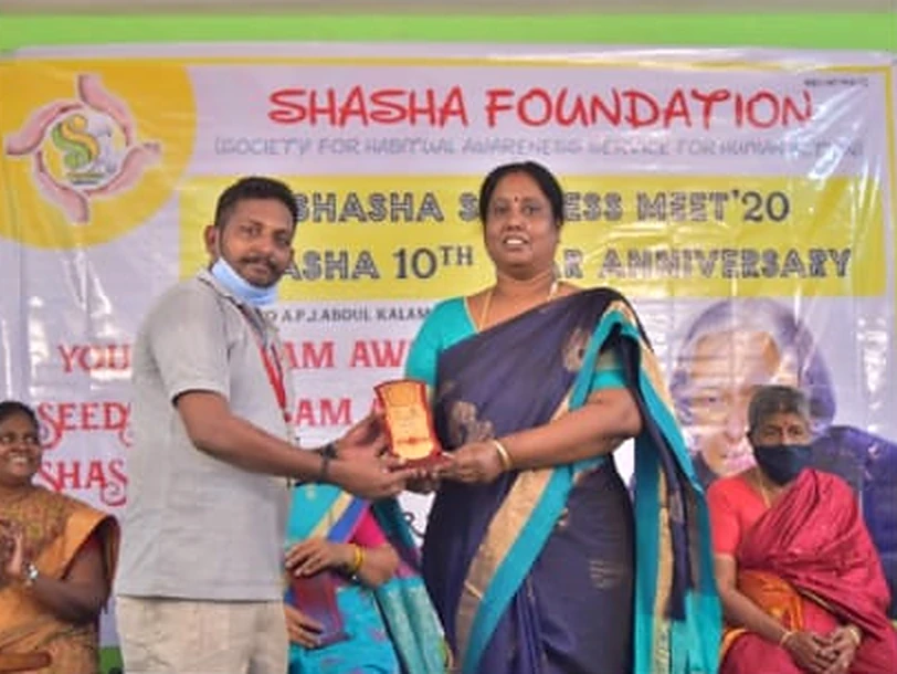 Dr. V. Nagarani receiving a memento at the Shasha Foundation Success Meet '20